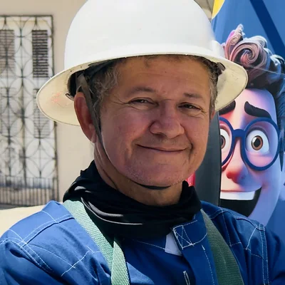 Marcílio, técnico da Connect, de capacete e uniforme, sorrindo